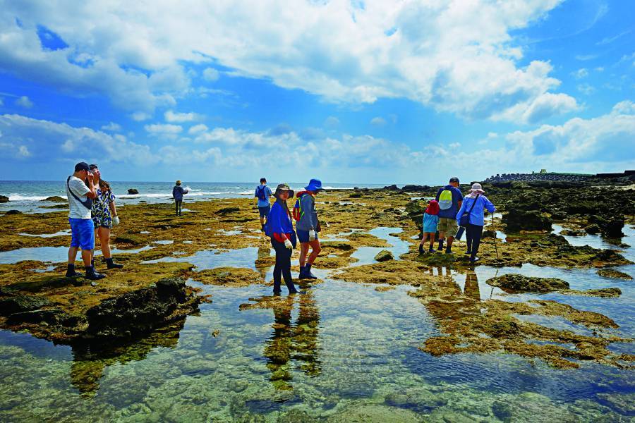 以測量感受玉山的高聳與壯美，是王成機對國家公園的第一印象（圖為玉山主峰及排雲山莊）／何昌穎 攝
